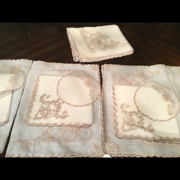 VINTAGE LUXURY SILK TABLECLOTH SETS FOR 6 - Picture 7 of 15